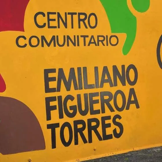 A building wall painted with the text: Centro Comunitario Emiliano Figueroa Torres.